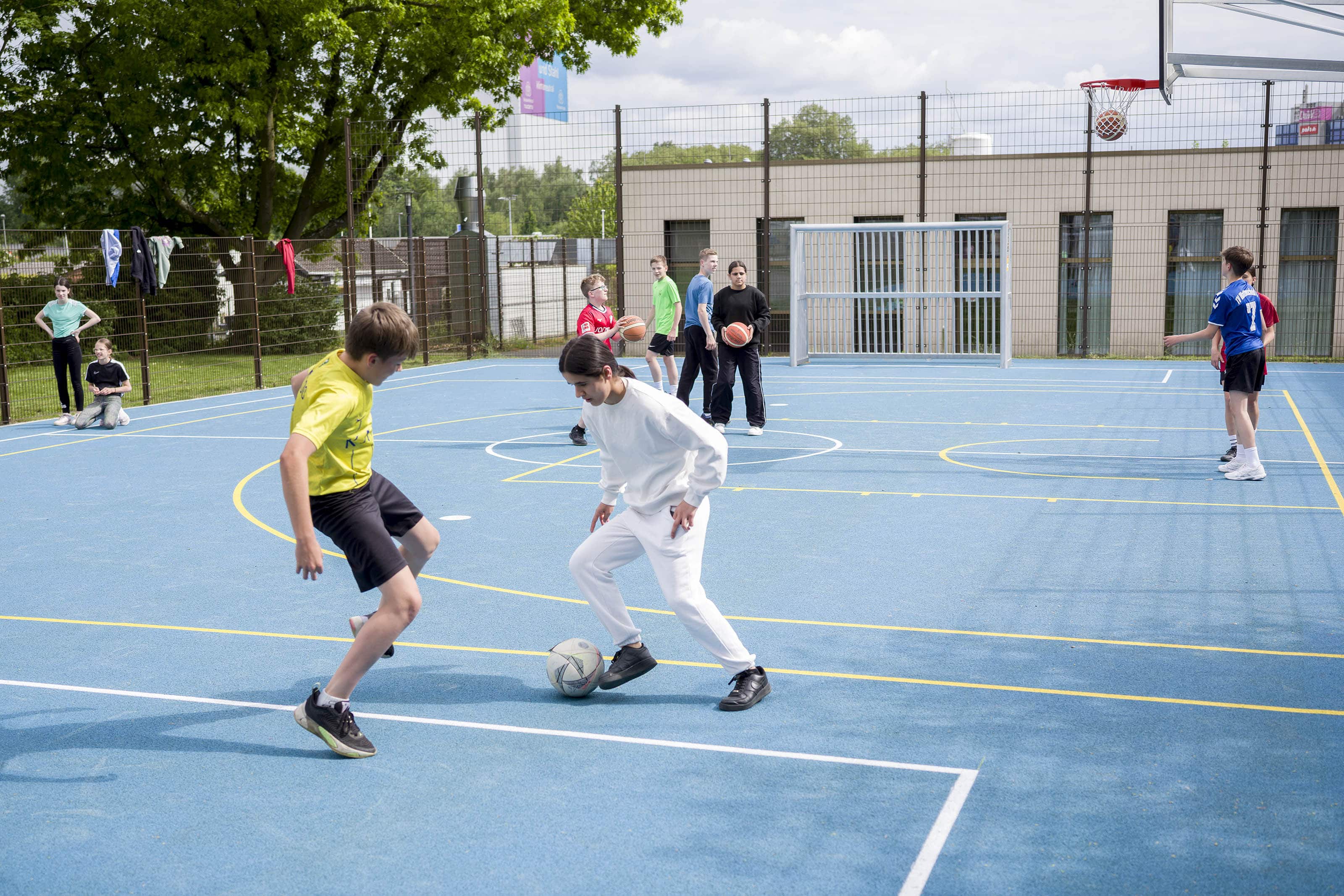 Mehrere Kinder spielen Fußba