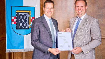 Thomas Eiskirch überreicht Jens Vieting seine Ernennungsurkunde