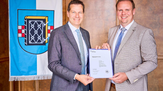 Thomas Eiskirch überreicht Jens Vieting seine Ernennungsurkunde