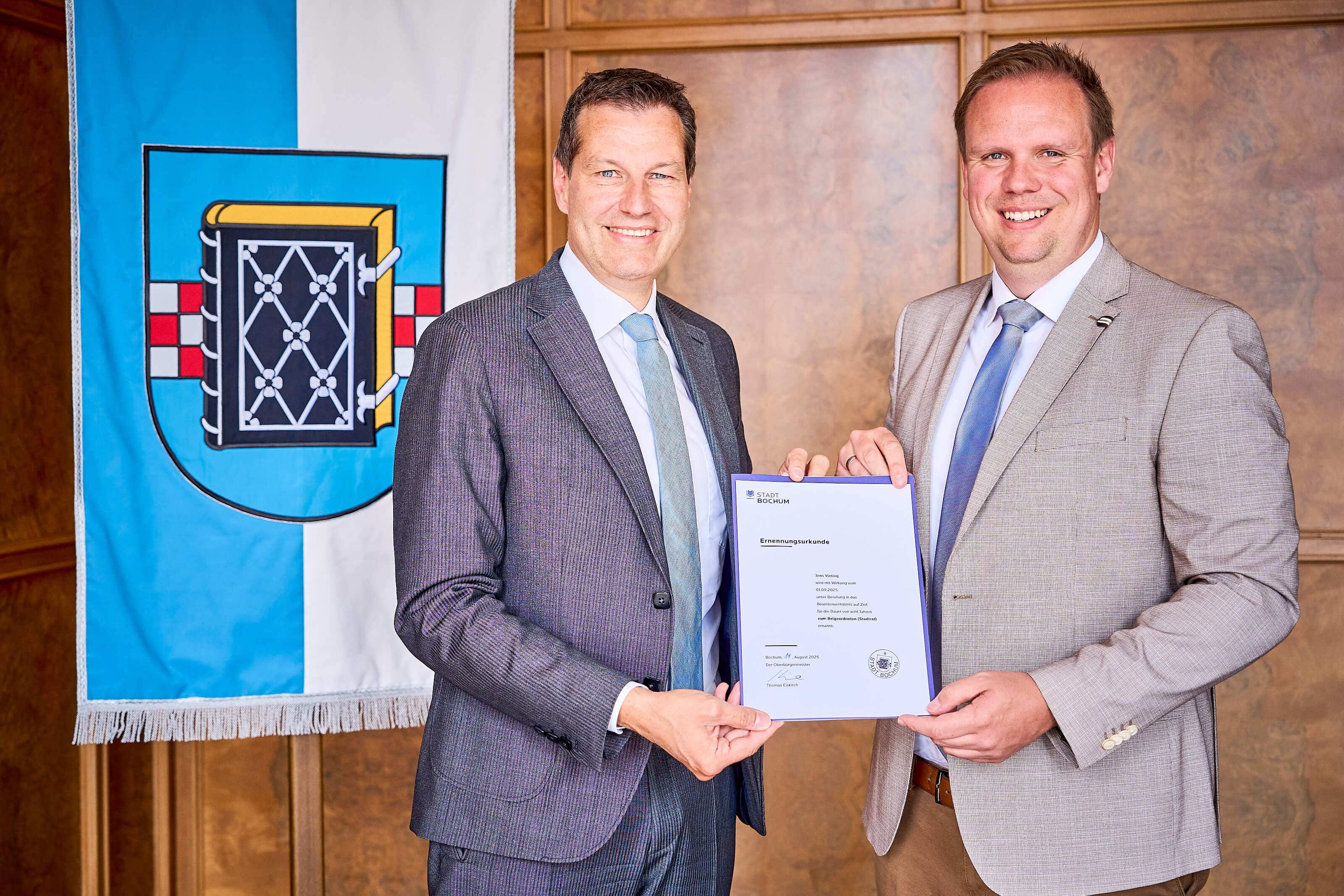 Thomas Eiskirch überreicht Jens Vieting seine Ernennungsurkunde