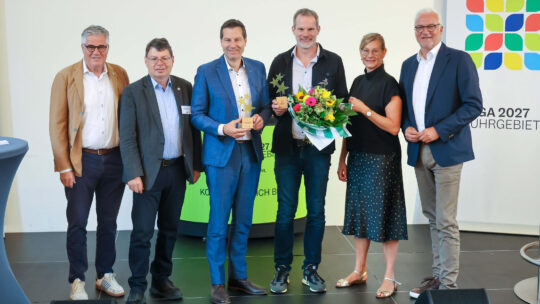 Auszeichnung für IGA-Projekte der Stadt Bochum: (v.l.): IGA-Sprecher Hanspeter Faas, IGA Geschäftsführer Horst Fischer, Bochums Oberbürgermeister Thomas Eiskirch, Andreas Hegemann, Bochumer Umwelt- und Grünflächenamt, IGA-Geschäftsführerin Nina Frense und RVR-Regionaldirektor Garrelt Duin.