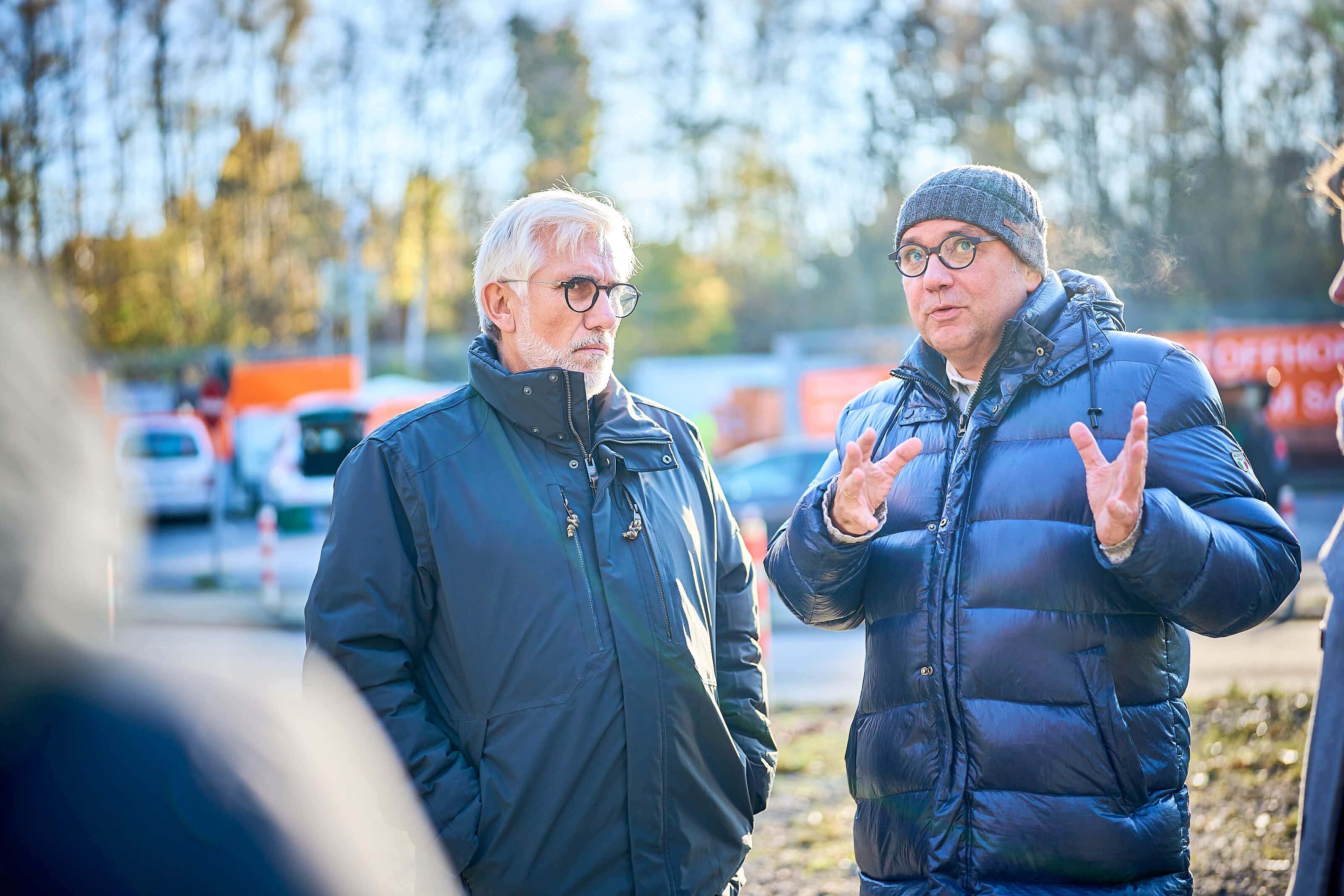 USB-Geschäftsführer Christian Kley spricht mit Oberbürgermeister Jörg Lukat (SPD) auf dem Wertstoffhof am Sattelgut.