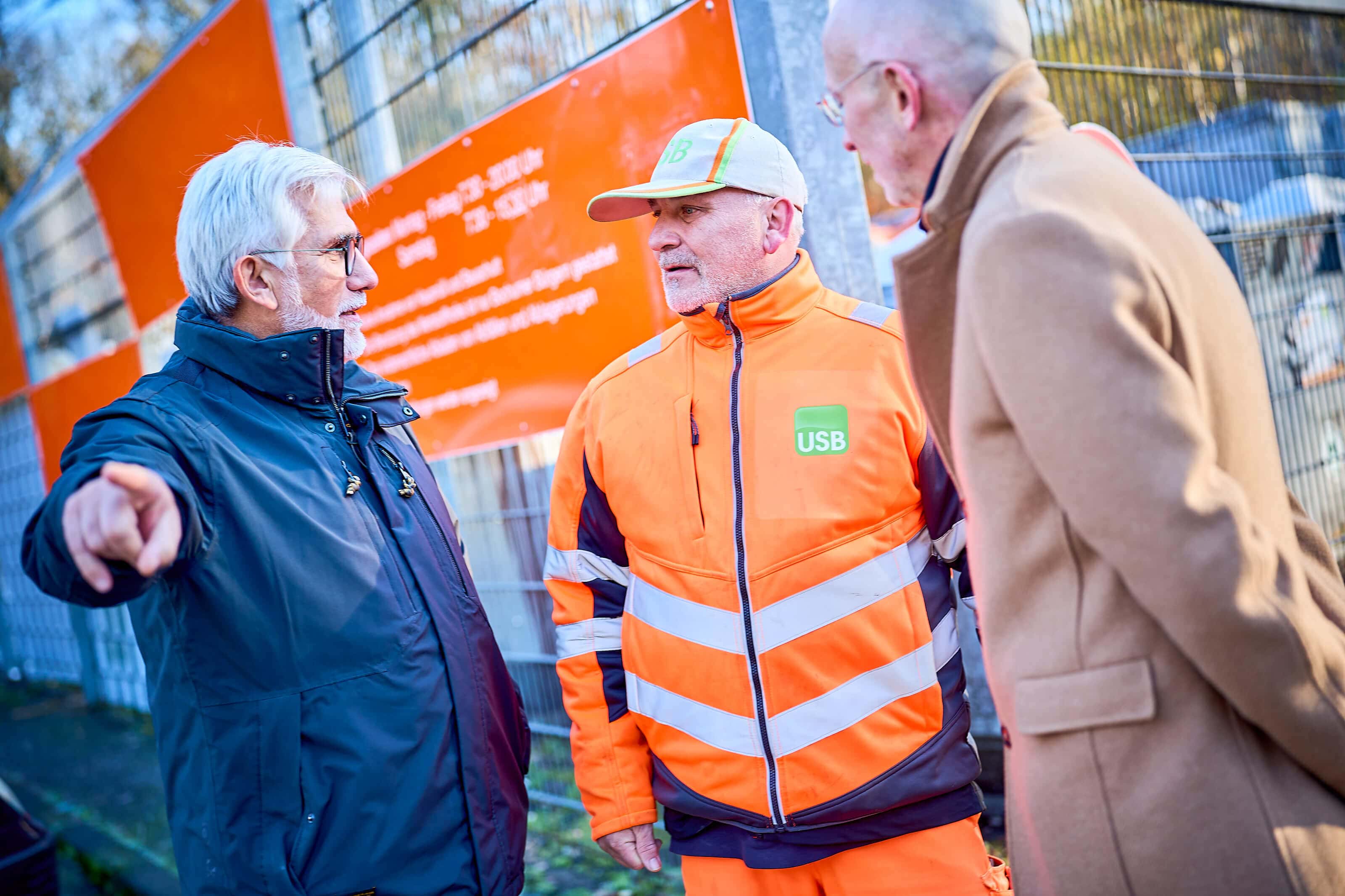 Bochums Oberbürgermeister Jörg Lukat (SPD) und Bezirksbürgermeister Marc Gräf (SPD) unterhalten sich auf dem Wertstoffhof am Sattelgut mit einem USB-Mitarbeiter.