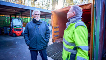 Bochums Oberbürgermeister Jörg Lukat (SPD) unterhält sich auf dem Wertstoffhof am Sattelgut mit einem USB-Mitarbeiter.