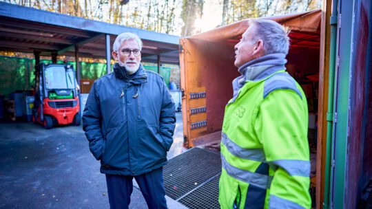 Bochums Oberbürgermeister Jörg Lukat (SPD) unterhält sich auf dem Wertstoffhof am Sattelgut mit einem USB-Mitarbeiter.