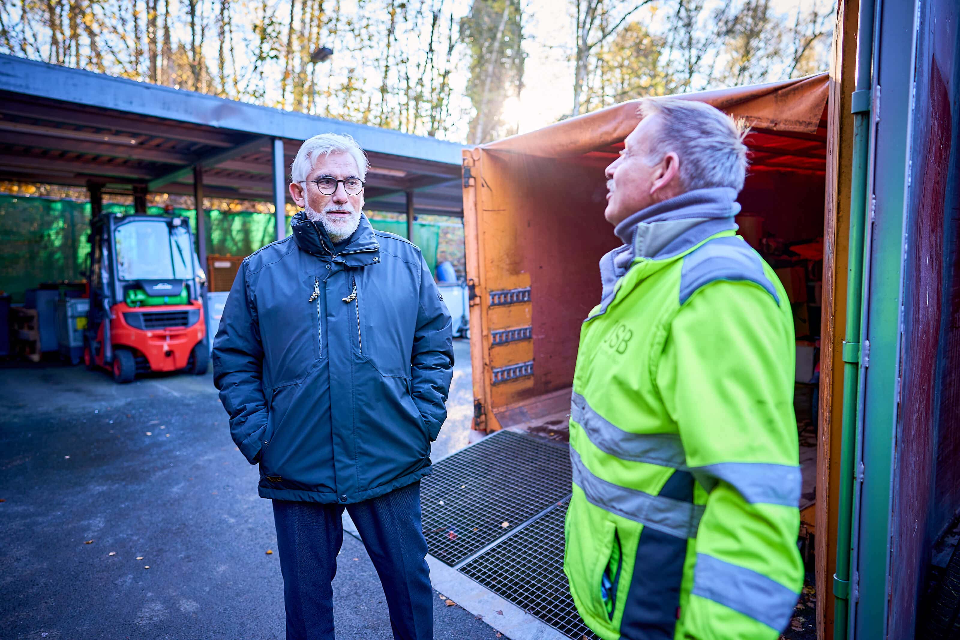 Bochums Oberbürgermeister Jörg Lukat (SPD) unterhält sich auf dem Wertstoffhof am Sattelgut mit einem USB-Mitarbeiter.
