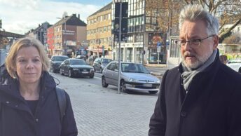 Birgit Muéll, Leiterin des Tiefbauamtes der Stadt Bochum, und Markus Bradtke, Stadtbaurat, an der Hattinger Straße im Bochumer Ehrenfeld