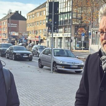 Birgit Muéll, Leiterin des Tiefbauamtes der Stadt Bochum, und Markus Bradtke, Stadtbaurat, an der Hattinger Straße im Bochumer Ehrenfeld
