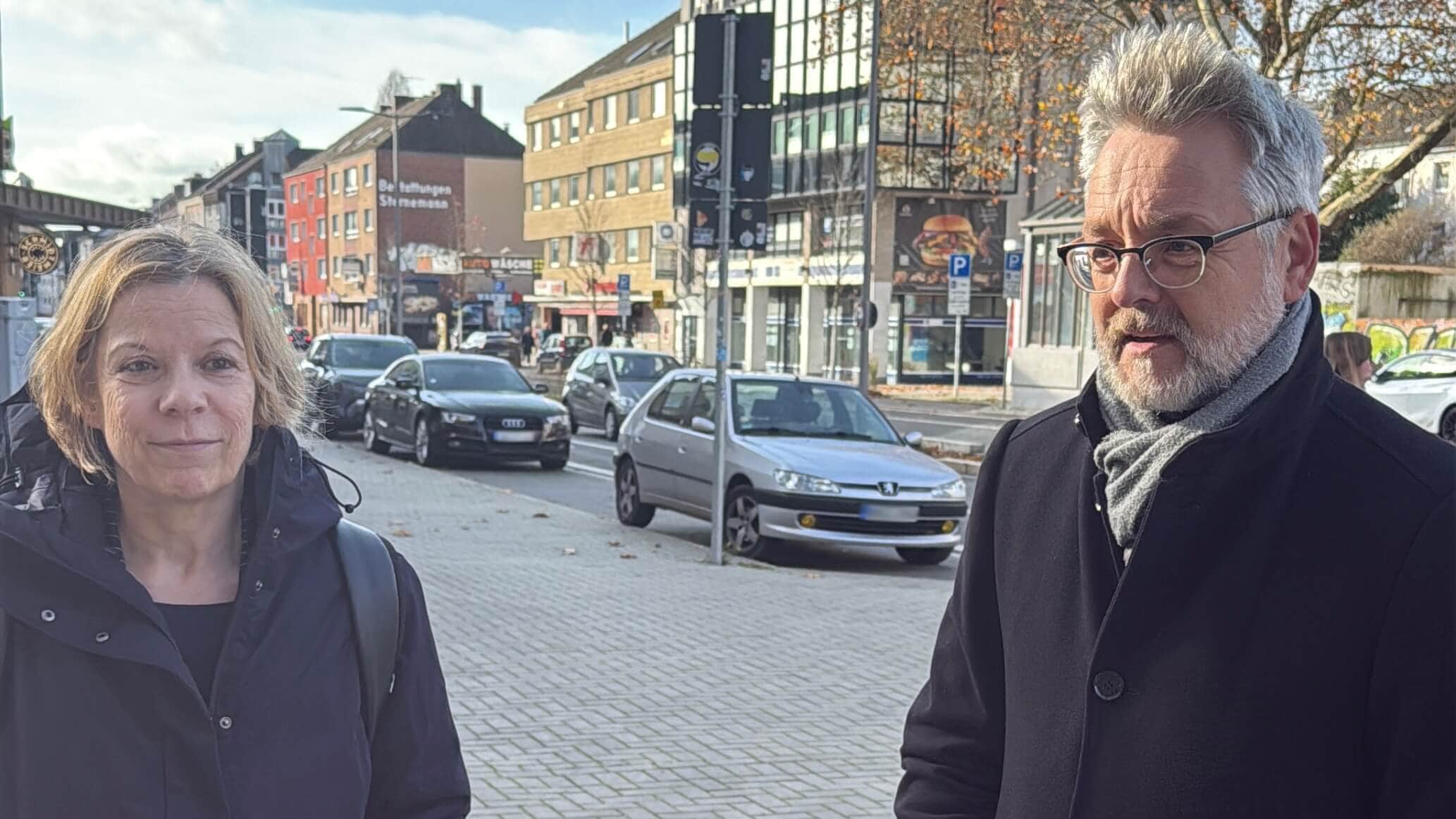 Birgit Muéll, Leiterin des Tiefbauamtes der Stadt Bochum, und Markus Bradtke, Stadtbaurat, an der Hattinger Straße im Bochumer Ehrenfeld