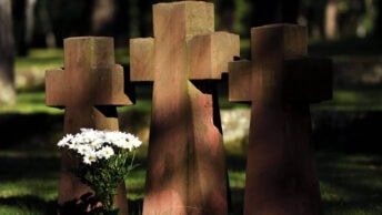 Kreuzgruppe auf der deutschen Kriegsgraeberstaette in Halbe/Brandenburg