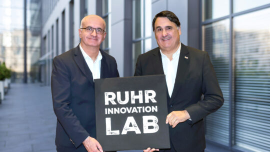 Der Dortmunder Rektor Manfred Bayer (links) mit dem Bochumer Rektor Martin Paul