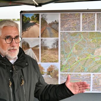 Oberbürgermeister Jörg Lukat bei der Einweihung der Opeltrasse Bochum