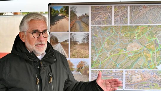 Oberbürgermeister Jörg Lukat bei der Einweihung der Opeltrasse Bochum
