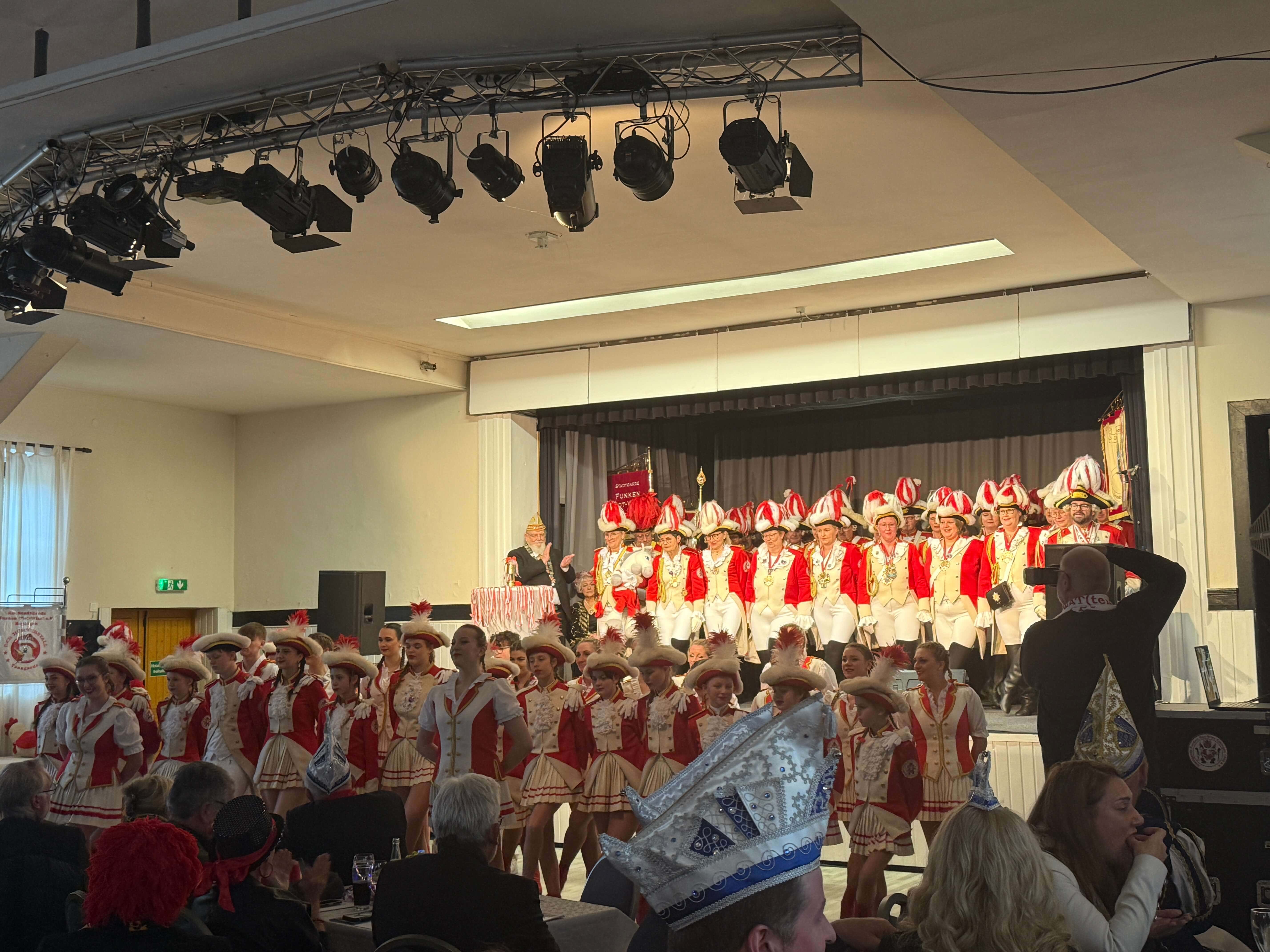 Volle B&uuml;hne bei der GroBoKa mit der Stadtgarde Funken Rot-Wiss aus Ratingen