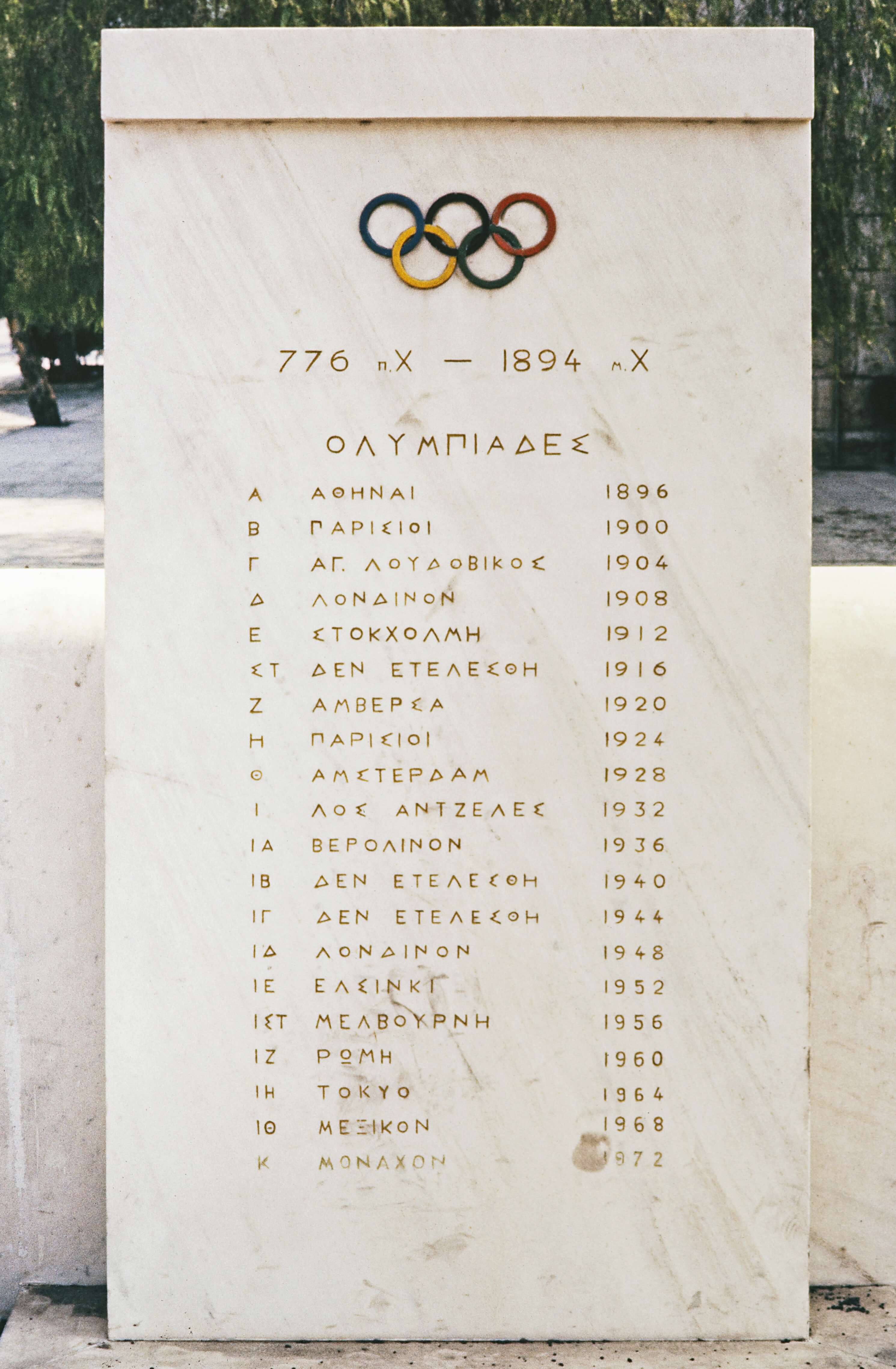Monument mit den Daten von olympischen Spielen