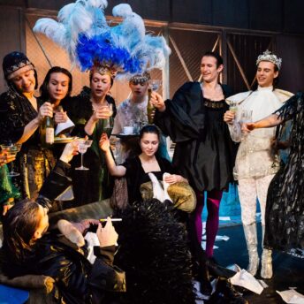 Orlando (Schauspielhaus Bochum): Carla Njine, Leona Bert, Carlos Motolese-Trausan (vorne), Pauline Stine Steger, Mika, Felina Zenner, Olga Matus, Emil Schüler, Nils Miekisch, Leo Domogalski (v. li.)