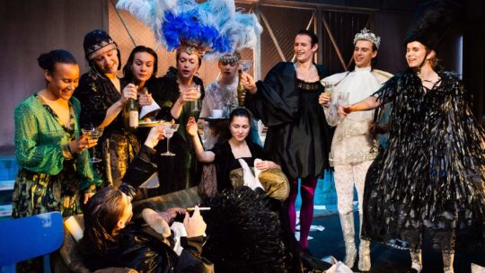 Orlando (Schauspielhaus Bochum): Carla Njine, Leona Bert, Carlos Motolese-Trausan (vorne), Pauline Stine Steger, Mika, Felina Zenner, Olga Matus, Emil Schüler, Nils Miekisch, Leo Domogalski (v. li.)