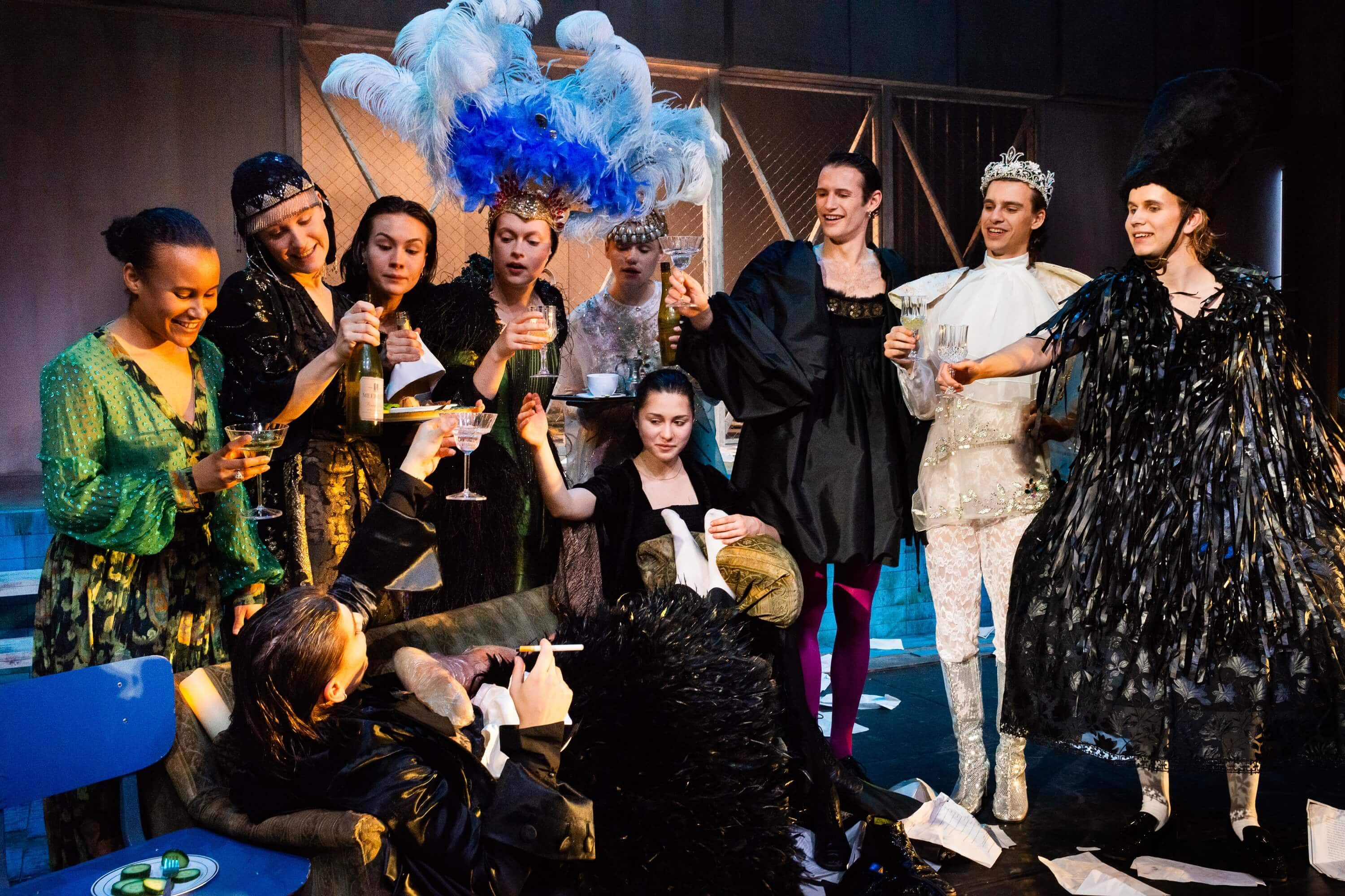 Orlando &ndash; Schauspielhaus Bochum: Carla Njine, Leona Bert, Carlos Motolese-Trausan (vorne), Pauline Stine Steger, Mika, Felina Zenner, Olga Matus, Emil Sch&uuml;ler, Nils Miekisch, Leo Domogalski (v. li.)