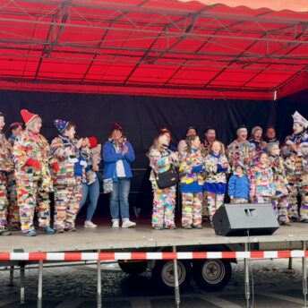 Karneval in Bochum (Biwak 2025): hier mit den Schlappen Lappen, dem Festausschuss Bochumer Karneval und dem Prinzenpaar Pascal I. und Julia I. auf der Bühne