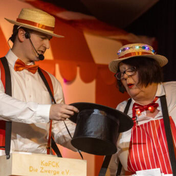 Was ein Zirkus: Direktorin Gisela ist nicht da - und die Ticketverkäufer Petra und Lukas müssen sich jetzt kümmern… - bei der 2026’er Veranstaltung der Karnevalsfreunde von Christ-König (Zwerge Bochum)