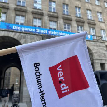 Fahne von ver.di vor dem Rathaus in Bochum auf dem Willy-Brandt-Platz