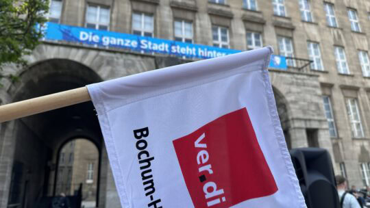 Fahne von ver.di vor dem Rathaus in Bochum auf dem Willy-Brandt-Platz