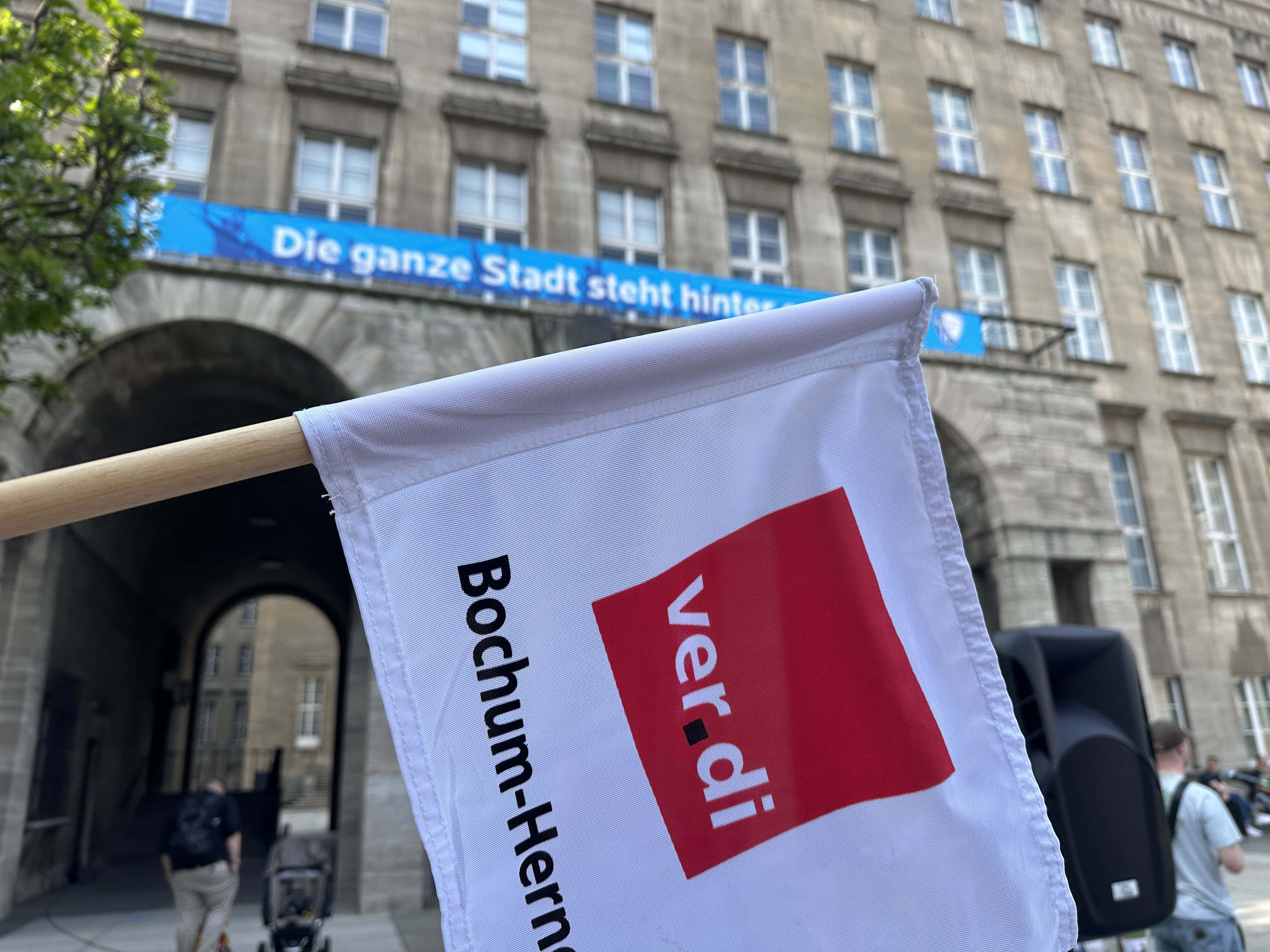 Fahne von ver.di vor dem Rathaus in Bochum auf dem Willy-Brandt-Platz