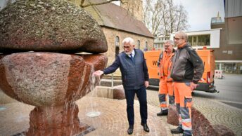 Oberbürgermeister Jörg Lukat schaut sich am 31.03.2026 an, wie der Kugelbrunnen am Dr. Ruer-Platz in Bochum vom Technischen Betrieb als einer der ersten im Stadtgebiet in derr neuen Saison in Betrieb gesetzt wird.