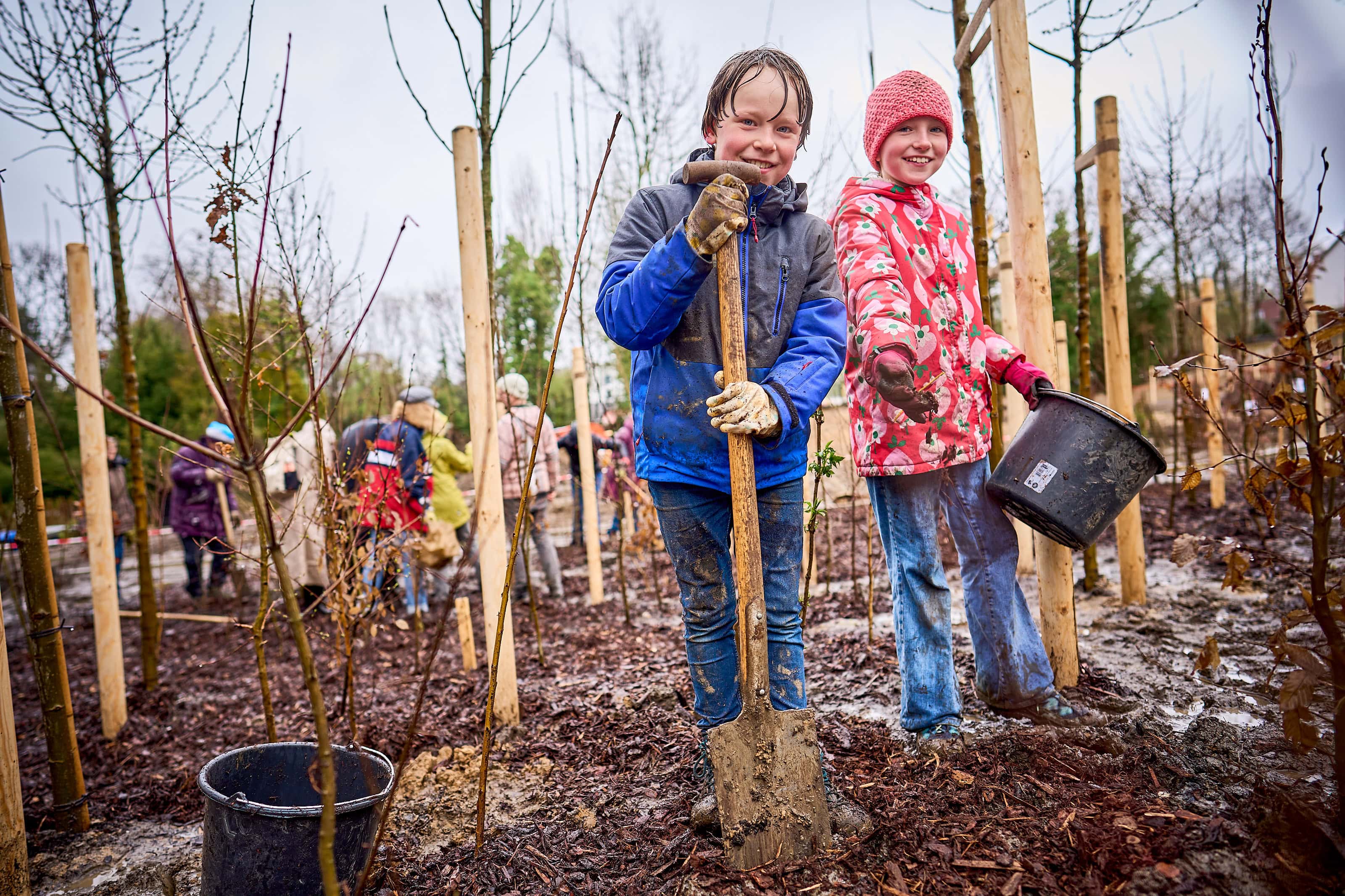 Pflanzaktion &bdquo;Tiny Forest&ldquo;: B&uuml;rgerinnen und B&uuml;rger beteiligten sich an der Pflanzung von tausenden Setzlingen f&uuml;r ein neues Stadtw&auml;ldchen in Bochum. Ziel der Aktion ist es, einen klimaresilienten Miniwald entstehen zu lassen.