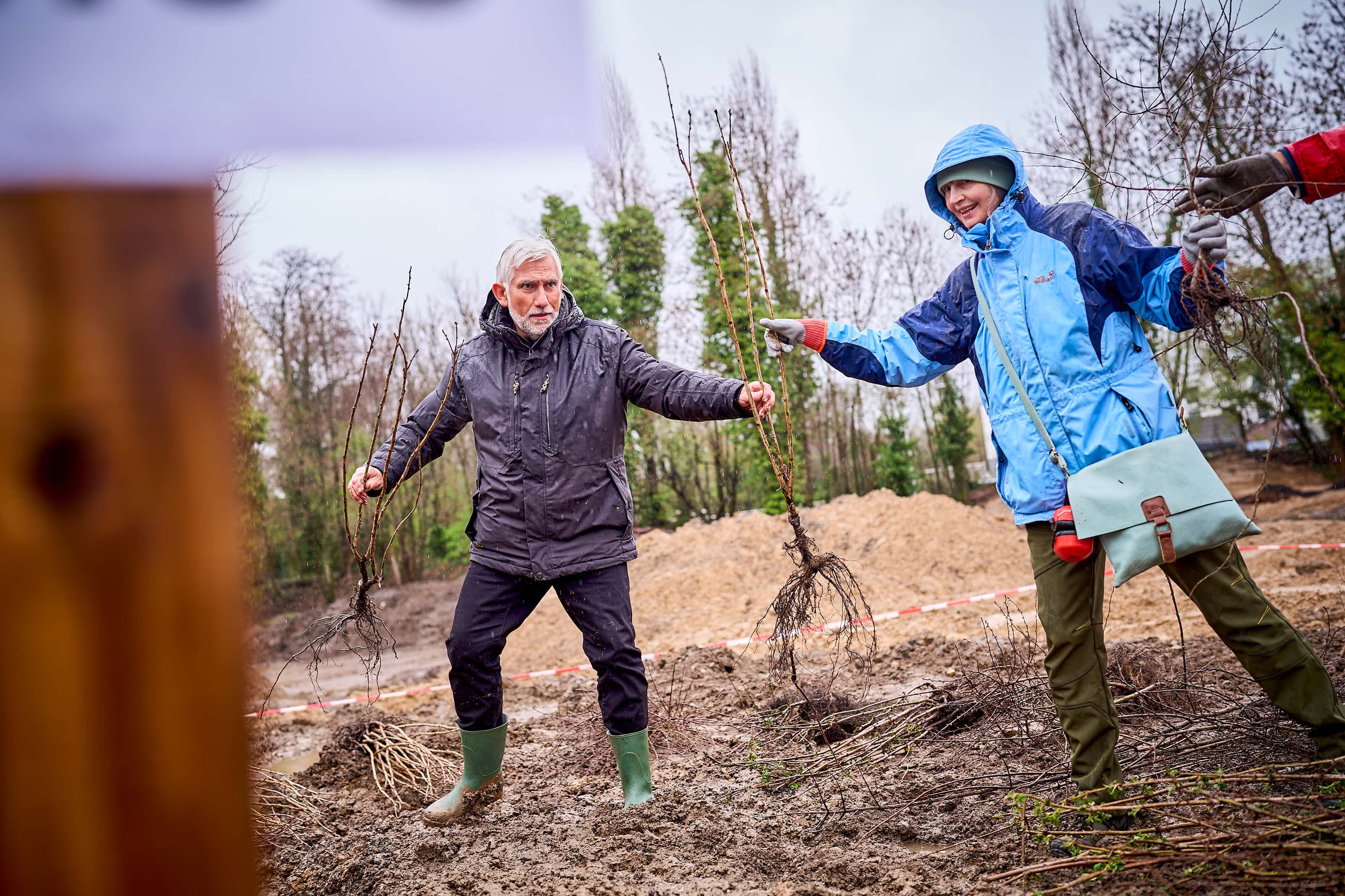 Pflanzaktion &bdquo;Tiny Forest&ldquo;: B&uuml;rgerinnen und B&uuml;rger beteiligten sich an der Pflanzung von tausenden Setzlingen f&uuml;r ein neues Stadtw&auml;ldchen in Bochum. Ziel der Aktion ist es, einen klimaresilienten Miniwald entstehen zu lassen. Hier u.a. Oberb&uuml;rgermeister J&ouml;rg Lukat.
