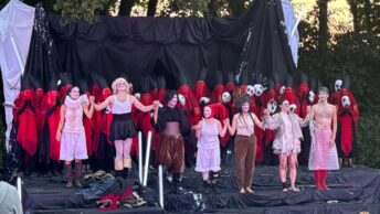 Szene aus "Der Sturm" (Folkwang Sommertheater Weitmar 2026): Standing Ovations für Ensemble, Chor, Technik und alle weiteren Beteiligten