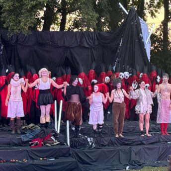 Szene aus "Der Sturm" (Folkwang Sommertheater Weitmar 2026): Standing Ovations für Ensemble, Chor, Technik und alle weiteren Beteiligten