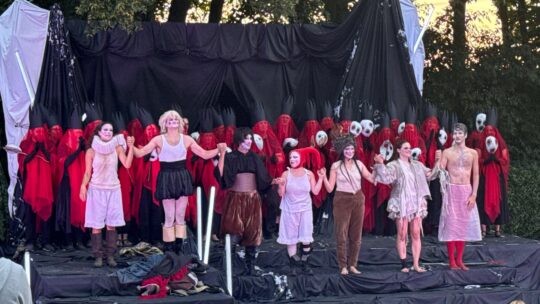 Szene aus "Der Sturm" (Folkwang Sommertheater Weitmar 2026): Standing Ovations für Ensemble, Chor, Technik und alle weiteren Beteiligten
